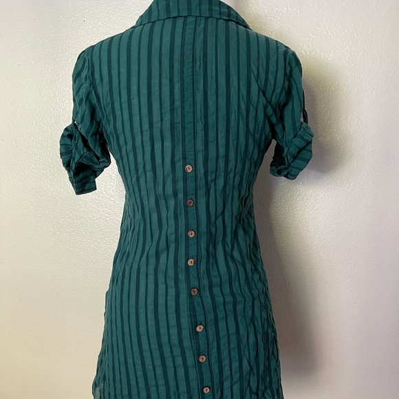 🌿Emerald Green Button Up Blouse 🌿 - Picture 4 of 6